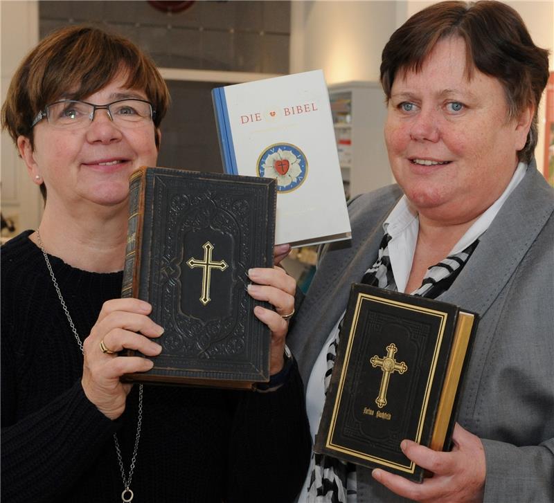 Monika Roesberg (links) und Hanna Rothermund suchen nach Familienbibeln für eine Ausstellung im Harsefelder Museum. Foto Kordländer