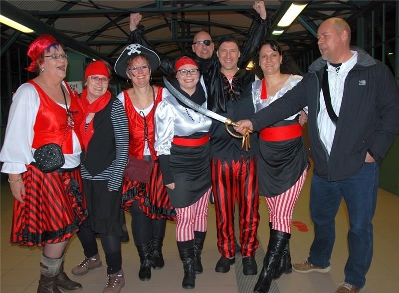 Morgens um 5 Uhr im Bahnhof in Harburg: Die Neu Wulmstorfer Piraten freuen sich auf die Party im Pappnasen-Express. Fotos Felsch