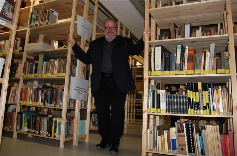 Museumsdirektor Rolf Wiese in der neuen Bibliothek, dem unterirdischen Wissenspeicher des Museums. 60 000 Bände und Kataloge werden im Keller des Ehestorfer Museums jetzt zentral archiviert.