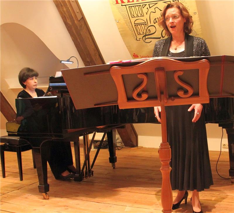 Musikalische Klangperlen : Bella Kalinowsky am Piano begleitet die Sopranistin Susanne Dieudonné. . Foto Rung