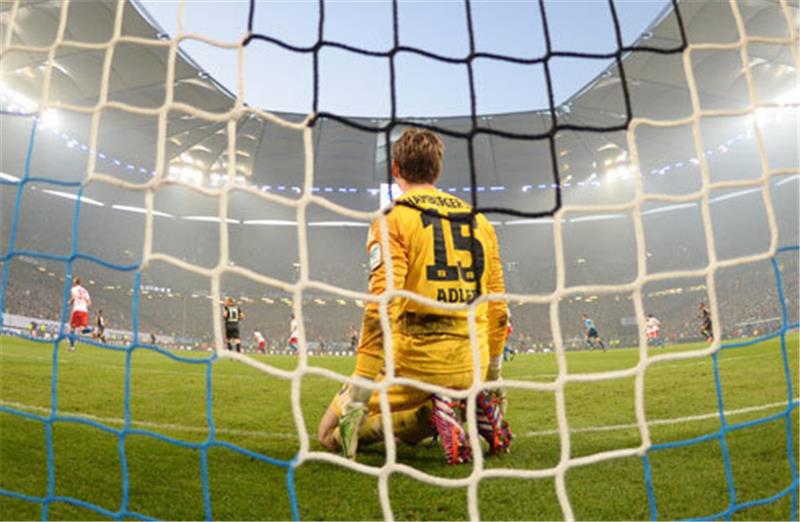 Musste im Hinspiel schon nach vier Minuten hinter sich greifen: HSV-Torwart Rene Adler. Foto dpa