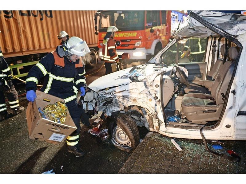 Nach dem Unfall fanden die Helfer von Feuerwehr und Rettungsdienst einen großen Trümmerhaufen vor. In dem Auto starb der Fahrer.