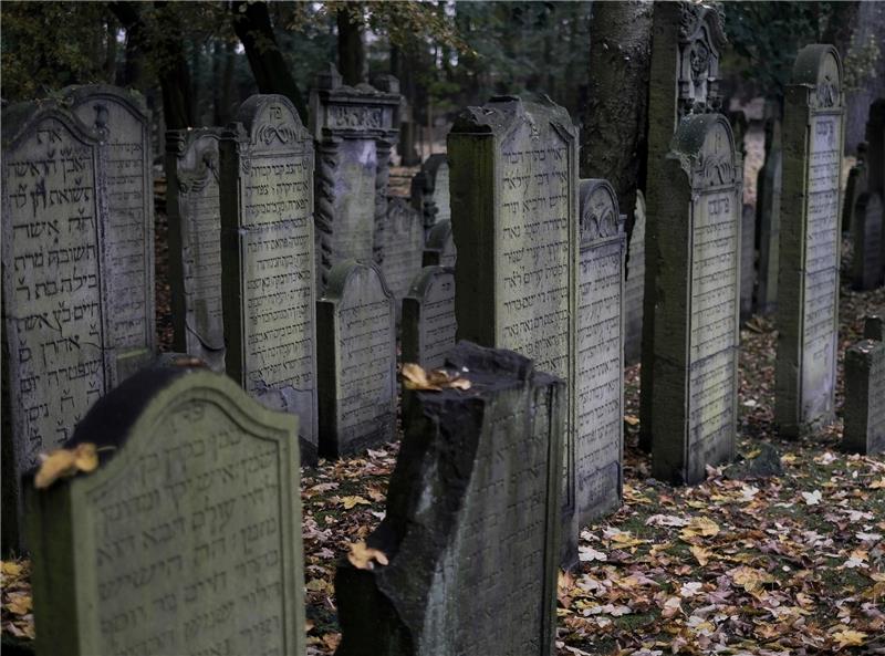 Nach der Hamburger Speicherstadt soll der Jüdische Friedhof in Altona das zweite Unesco-Welterbe der Hansestadt werden. Foto Axel Heimken/dpa
