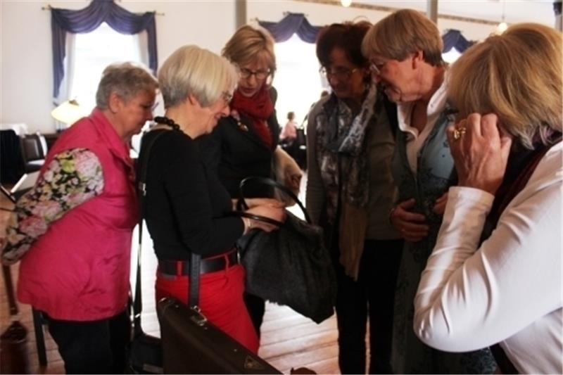 Nachdem Vortrag scharen sich Besucherinnen um Margret Fiebig-Dorsten, die sich bereitwillig in ihre Zweit-Handtasche gucken lässt.