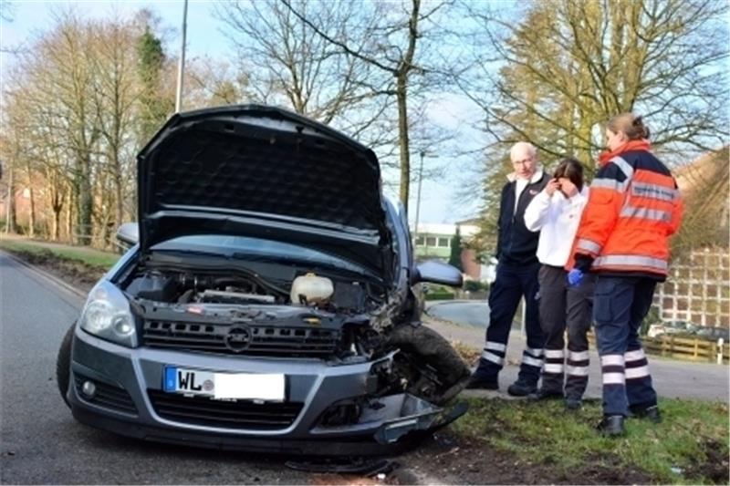 Nachdem der Opel Astra gegen den Baum prallte, drehte er sich um die eigene Achse und blieb am Fahrbahnrand stehen. Fotos Beneke