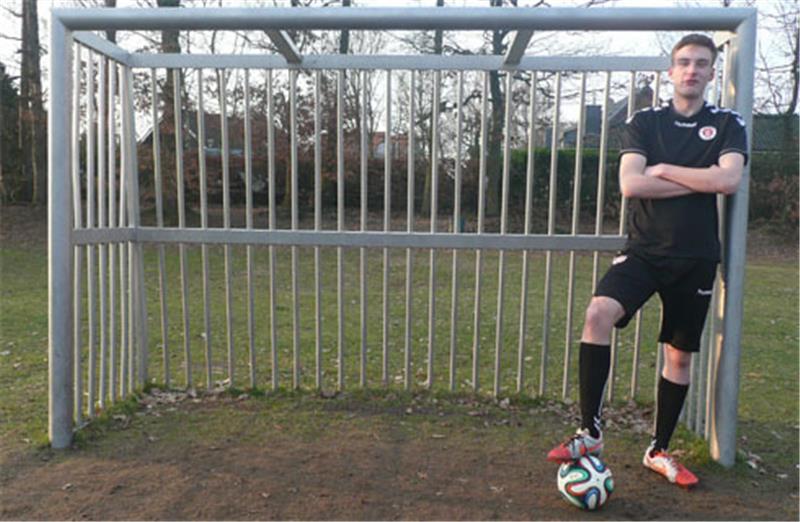 Nils von Salzen in gewohnter Umgebung: Der Jugendspieler des FC St. Pauli ist Innenverteidiger und misst 1,98 Meter, genau wie Weltmeister Per Mertesacker. Foto: Leschinski