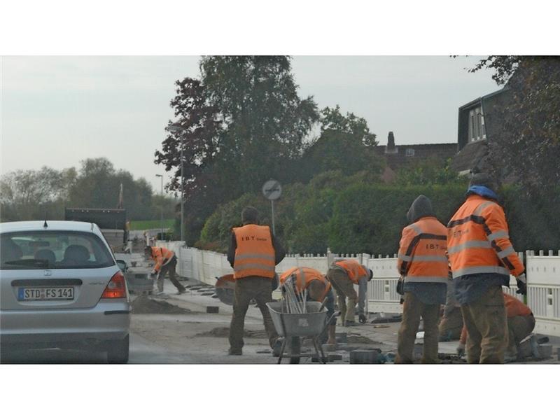 Noch sind die Straßenbauer an der Kreisstraße 39 mit den vorbereitenden Maßnahmen beschäftigt; ab heute ist die Straße voll gesperrt . Vasel