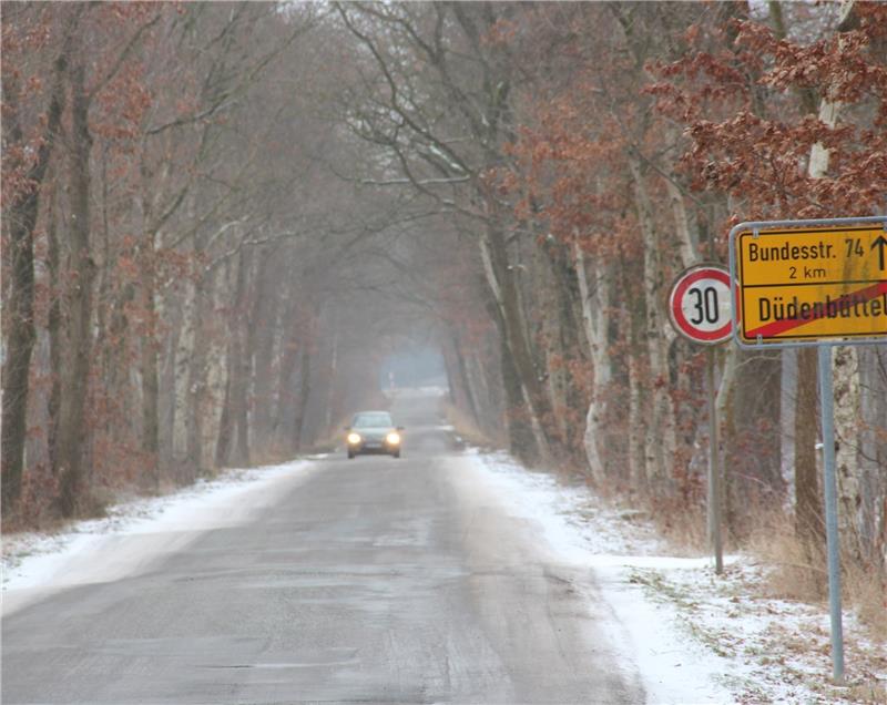 Nur 250 Meter lang (zwischen Ortsschild und Auto) ist das Wegestück zwischen Weißenmoor und der B 74, für das die Samtgemeinde zuständig ist.