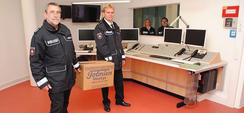 Olaf Nicolausen (links) und der Leiter des Polizeikommissariats Buxtehude, Karsten Lemke, tragen den ersten Karton in die neue Wache. Fotos Vasel