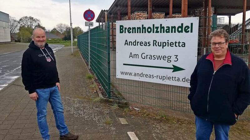 Ortsbürgermeister Reiner Feldmann (links) und Unternehmer Andreas Rupietta an der Straße Am Grasweg, die Google bis vor kurzem mit der Straße Grasweg verwechselt hat.