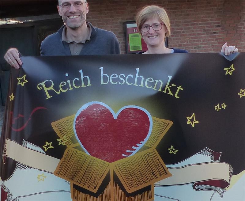 Pastor Lutz Tietje (links) und Vikarin Kristin Köhlerb präsentieren das Riesen-Herz zur Adventsaktion in St. Paulus. Foto St. Paulus/Schmidt