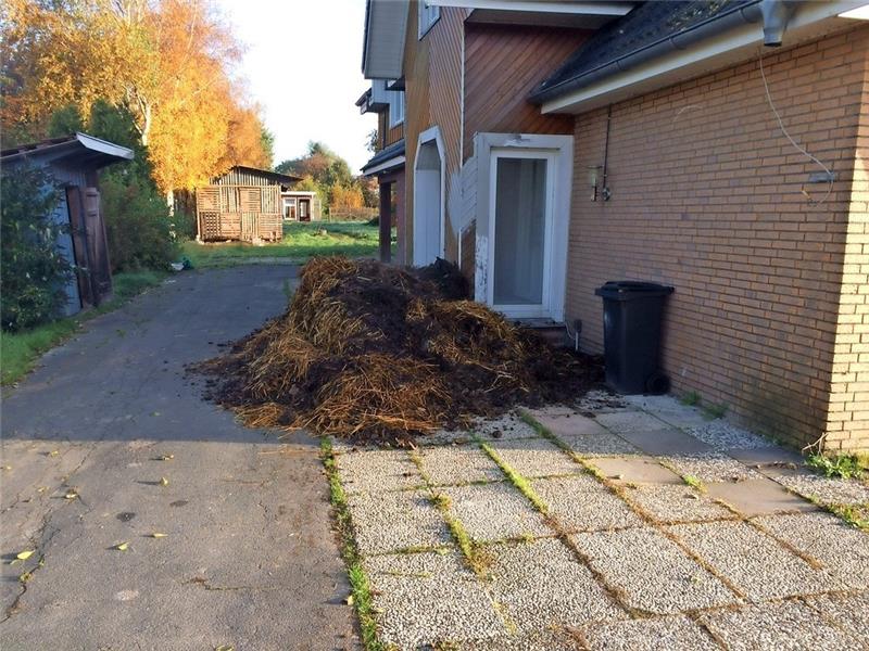 Misthaufen als Protest gegen Flüchtlinge Pferdemist vor dem Haus in der Engelschoffer Dorfstraße Handwerker kamen nicht ins Gebäude und informierten die Samtgemeinde.