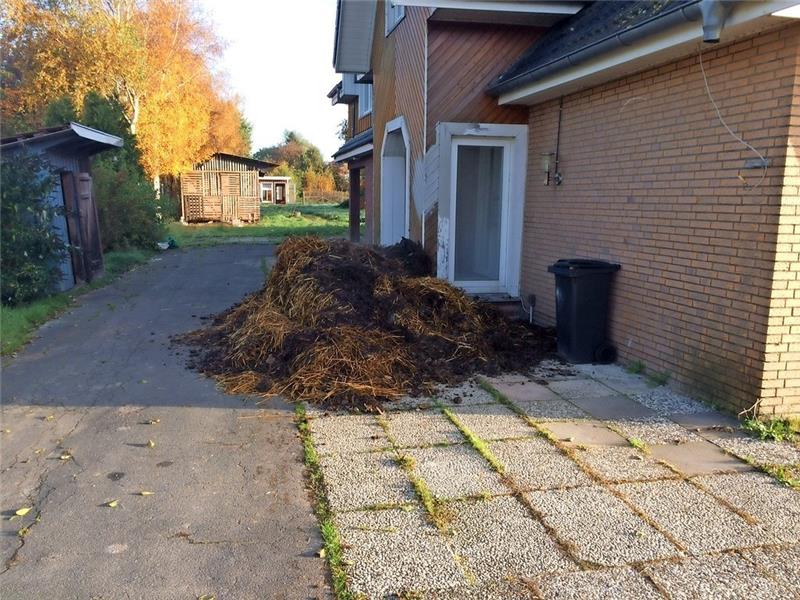 Pferdemist vor dem Haus in der Engelschoffer Dorfstraße Handwerker kamen nicht ins Gebäude und informierten die Samtgemeinde.