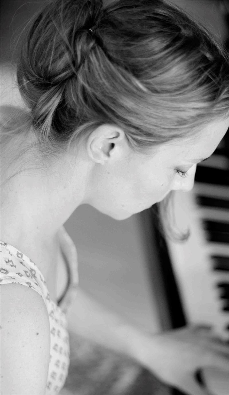 Pianistin Beatrix Becker spielt im Steinway-Haus in Hamburg.