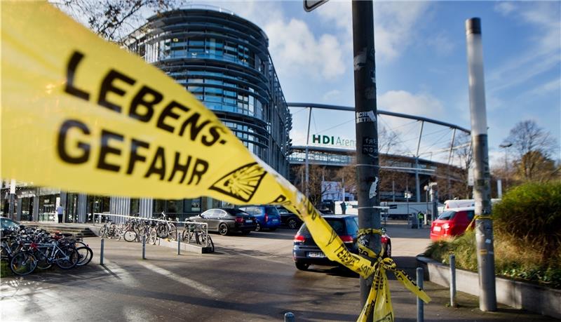 Polizei-Absperrband mit der Aufschrift „Stop Polizei – Lebensgefahr“ flattert nach dem wegen der Terrorwarnung abgesagten Fußball-Länderspiel Deutschland vor der HDI-Arena in Hannover. Foto: Stratenschulte