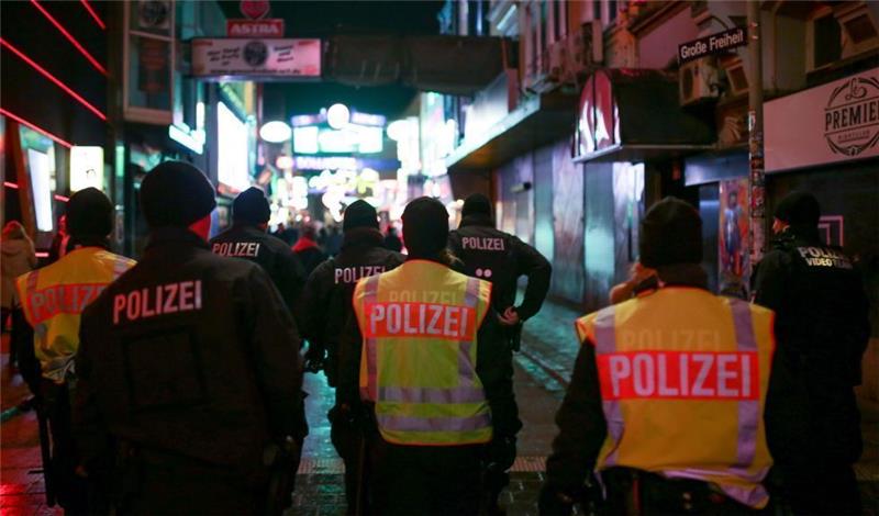 Polizisten patroullieren am 8. Januar 2016 in Hamburg auf der Straße "Große Freiheit". Archivfoto: Axel Heimken/dpa
