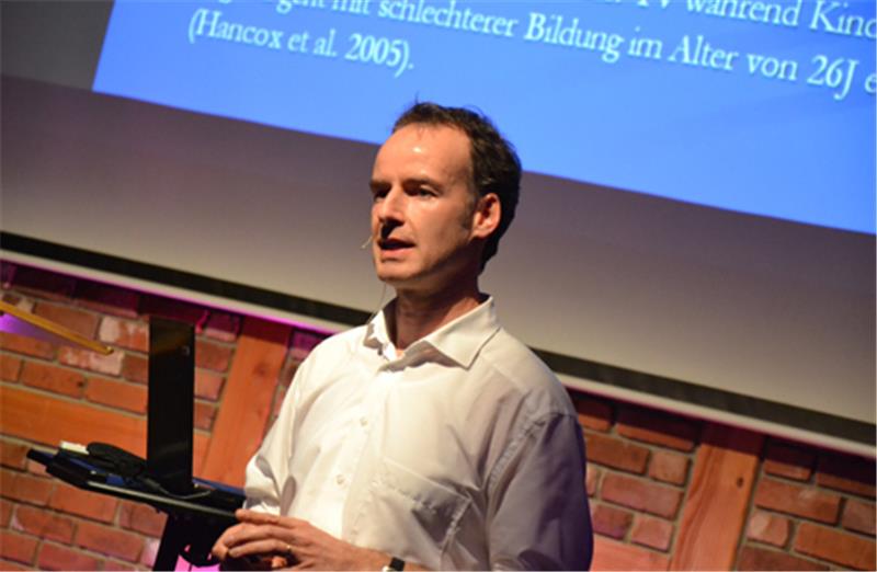 Prof. Dr. Christoph Möller erklärt den richtigen Umgang mit Medien. Foto Schunk