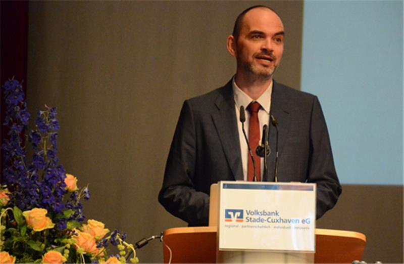 Professor Ulrich Reinhardt ist Zukunftsforscher. Gestern Abend sprach er auf Einladung der Volksbank im Stadeum. Foto: Beneke
