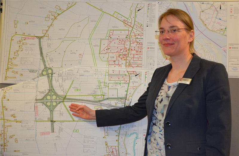 Autobahnkreuz in Kehdingen ist durchgeplant Projektleiterin Maren Quast erklärt die neueste und endgültige Planvariante des Autobahnkreuzes Kehdingen. Foto: von Allwörden