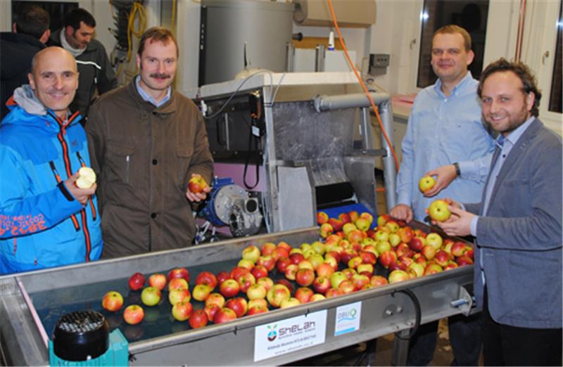 Prototyp: Karl Schloffer, Dr. Roland Weber, Dr. Peter Maxin und Hinrich Holthusen (von links) sehen in der Kurz-Heißwasserbehandlung durch Apfelduschen im eine Alternative zu den Lagerspritzungen.  Foto: Vasel