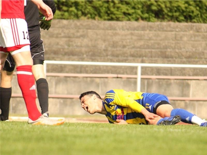 Oberliga: Buxtehuder SV spielt wie ein Absteiger Rabii Msalemi schreit vor Schmerz. Die Verletzung scheint schlimm zu sein. Auch Manuel Detje verletzte sich. Foto Bröhan