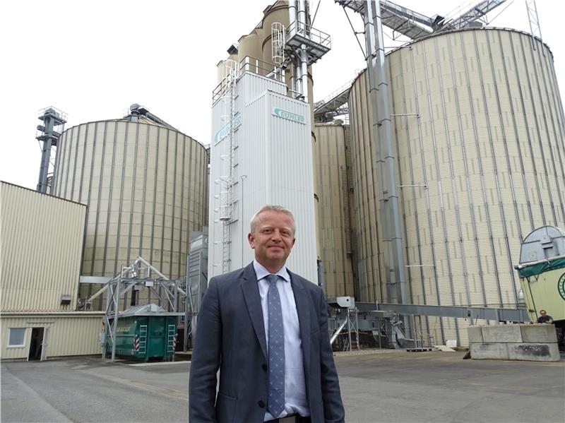 Ralf Löhden, Vorstand der Stader Saatzucht, vor der neuen Getreidetrocknung an den Silos.
