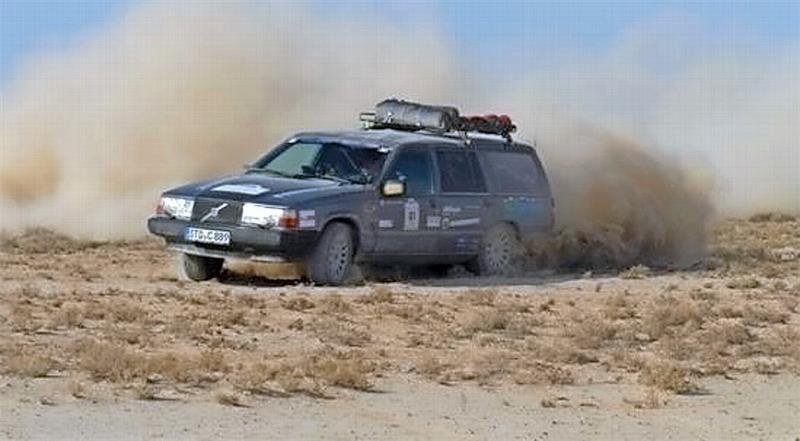 Rallye-Chef Sobolewski mit Volvo in der Wüste Karakalpakistans.