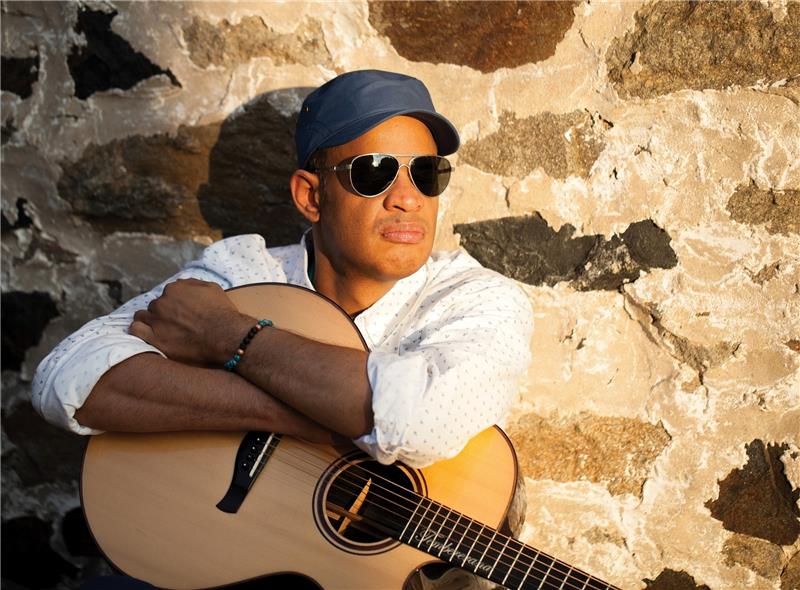 Raul Midón ist bekannt für seine durchdringende Stimme und sein virtuoses Gitarrenspiel. Foto Blair Allen