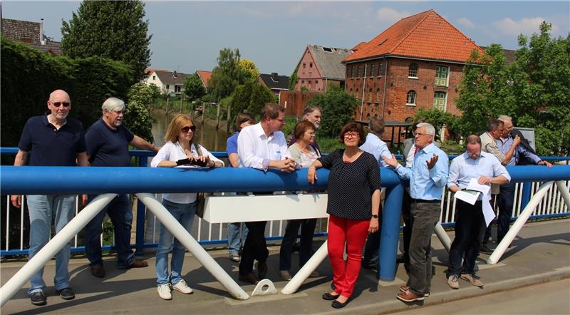 Reisen bildet : Petra Tiemann (Mitte) mit Kollegen der SPD-Landtagsfraktion, Bürgerinitiativen-Vertretern und Deichrichtern auf der Estebrücke.