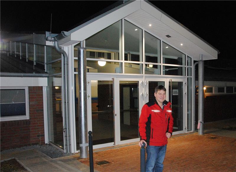 Repräsentativ: Eishallenmeister Michael Wege vor dem neuen Eingang , der bei kulturellen Veranstaltungen in der Halle geöffnet wird. Foto Stief