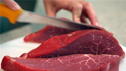 Rindfleisch wird geschnitten.