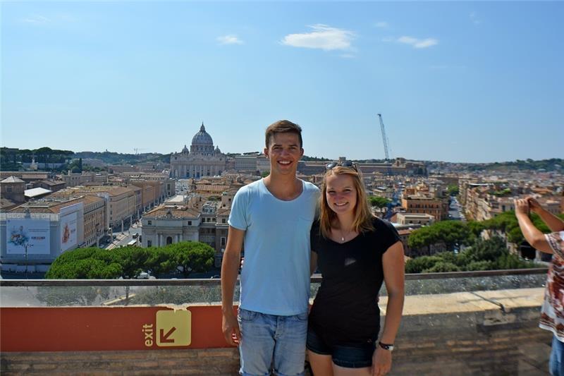 Rom war die erste Station : Stephanie Hilck und ihr Reisebegleiter Johannes Matzenmiller auf der Terrasse der Engelsburg. Im Hintergrund ist der Vatikan zu sehen.
