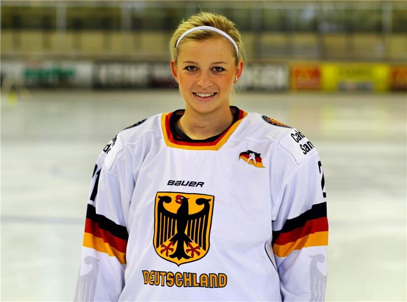 Ronja Jenike im deutschen Nationaltrikot: In der Saison 2007/08 wurde die Verteidigerin zum ersten Mal in die DEB-Auswahl berufen.