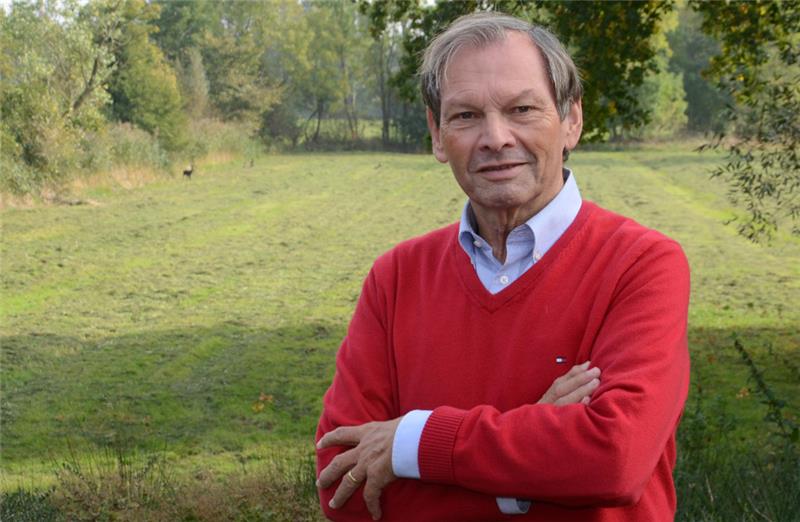 Roter Pullover in grüner Natur: Klaus Quaitkowsky wohnt an den Schwingewiesen. Mit der Politik ist er am Montag  durch.  Foto: Strüning