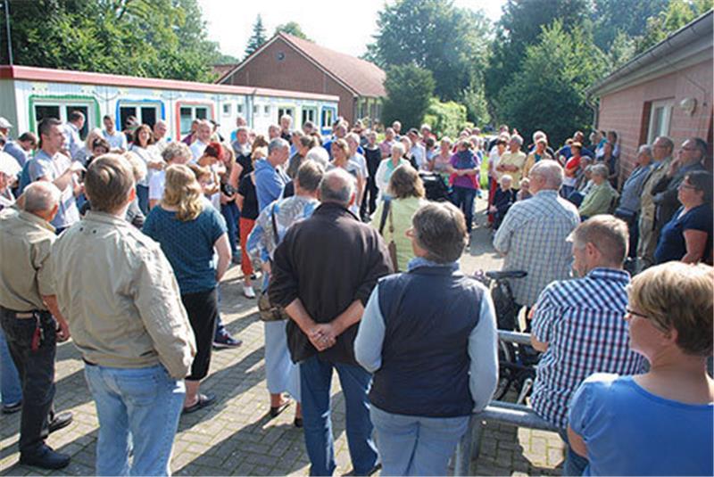 Rund 100 Bürger waren der Einladung von Bürgermeister Rolf Suhr gefolgt. Foto: Schwartau