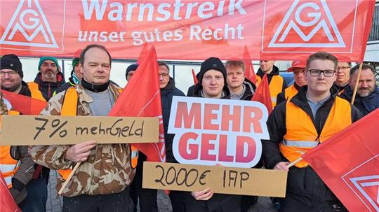 Rund 20 Mitarbeiter aus der Produktion der Gehr GmbH sind in den Warnstreik getreten. Unter anderem fordern sie eine Inflationsausgleichsprämie von 2000 Euro.