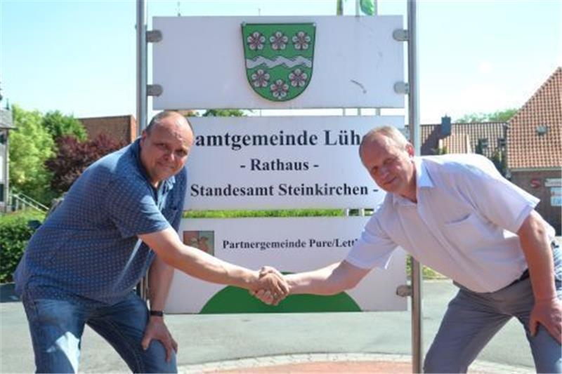 Samtgemeindebürgermeister Michael Gosch (links) und Aivars Volfs. Der heutige stellvertretende Bürgermeister der Region Tukums hat 2008 als Bürgermeister von Pure den Partnerschaftsvertrag unterzeichnet.  Fotos Siol
