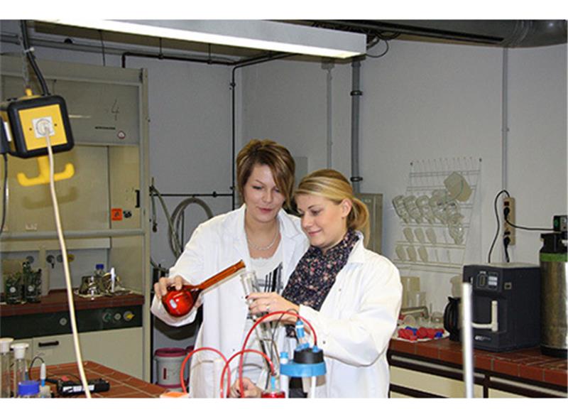 Saskia Oldenburg (links) und Kollegin Verena Höck mit Proben im Labor. Die beiden forschen gemeinsam an der TU Harburg, wie aus Pferdemist Energie gewonnen werden kann. Foto Lepél