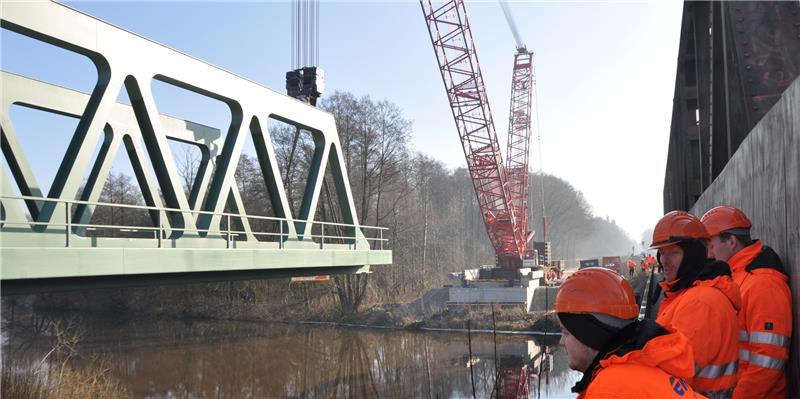 Schauspiel für Technikfans: Ein Spezialkran hält ein 280 Tonnen schweres Brückenteil in der Schwebe. Das Streckennetz Bremerhaven – Bremervörde – Rotenburg wird für den Hafenhinterlandverkehr ausgebaut.