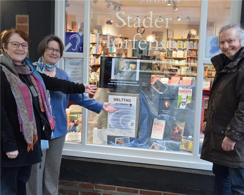 Schaut, hier gibt es was zu hören: Katharina Boehnke-Nill, Sabine Gahde und Rudi Münz (von links) zeigen das Stader Hörfenster . Foto Strüning