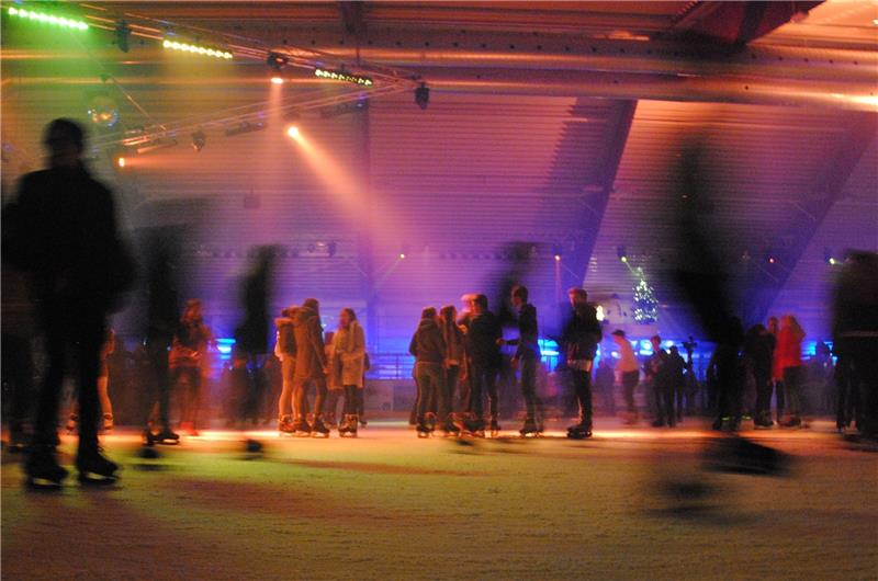 Schnacken, eislaufen, sehen und gesehen werden: Bei der Eis-Disco kommen Hunderte von Jugendlichen auf die glatte Fläche. Fotos Stief