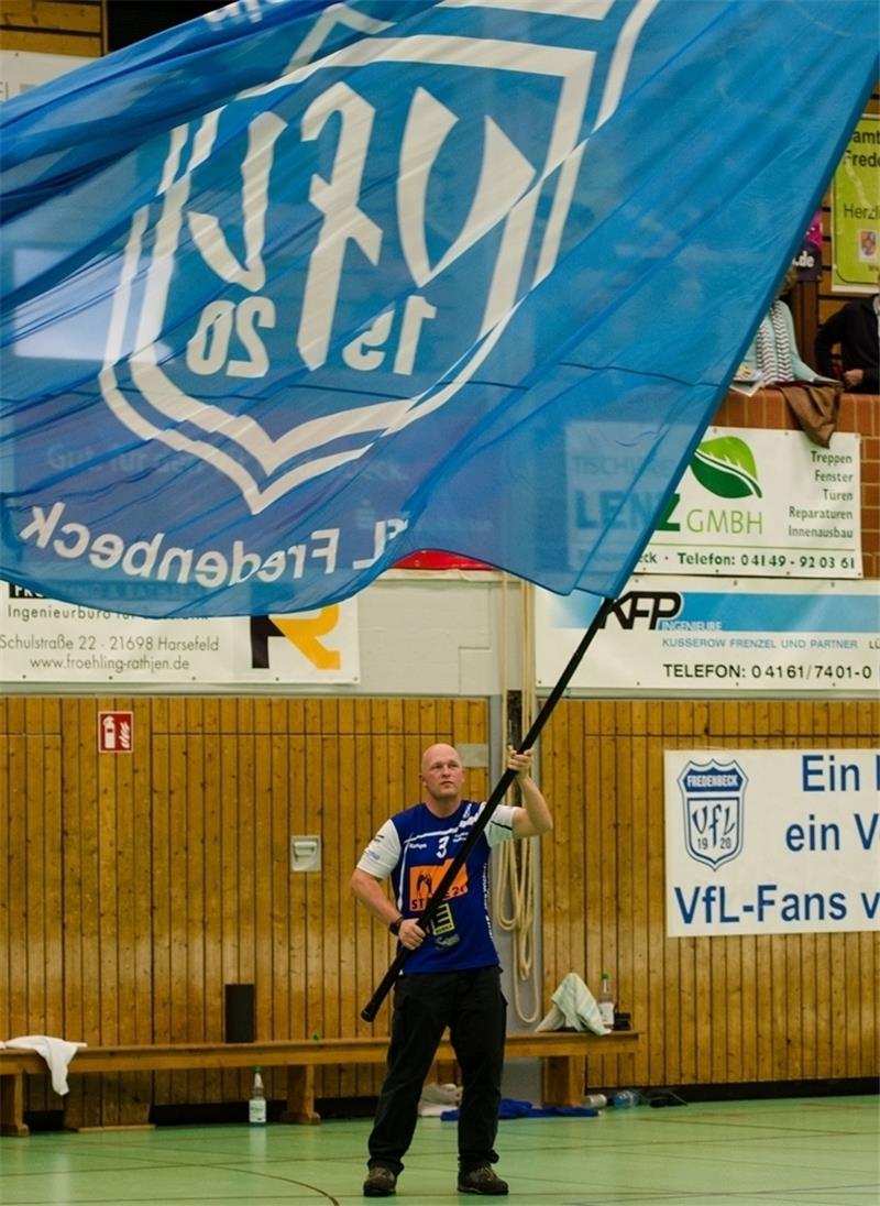 Seit Jahren schwenkt Michael Braune die riesige Vereinsfahne des VfL vor jedem Spiel. Foto Schwartz
