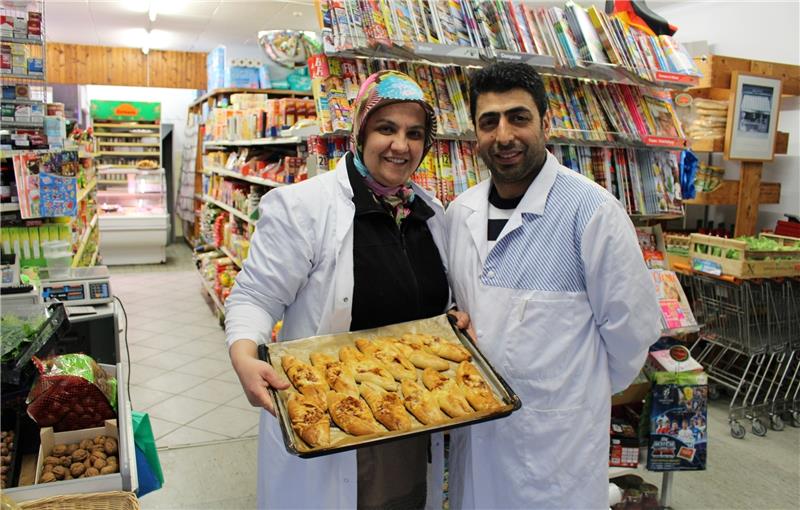 Selbstgemachtes türkisches Gebäck wie diese pikanten Teigtaschen bieten Derya und Yahia Atli in ihrem Este-Markt schon länger an. Ab Montag, 11. Januar, ab 6.30 Uhr, gibt es hier aber auch täglich klassische Brötchen, Brot und Butterkuchen 