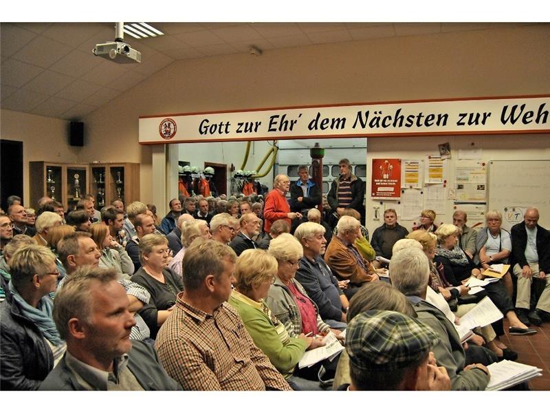 Sie beweisen Willen zur Mitbestimmung und Sitzfleisch: Teilnehmer der Deichverbandswahlen im Rübker Feuerwehrhaus, geleitet von Oberdeichrichter Uwe Hampe (Mitte, roter Pullover).