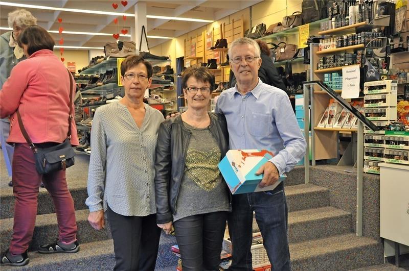 Sie geben das Schuhgeschäft am Alten Marktplatz in Steinkirchen auf und gehen in den Ruhestand: Karin und Rainer Beck mit Mitarbeiterin Karin Sepetauz (links). Lankuttis
