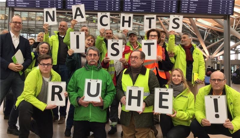 Sie können’s nicht mehr hören: Flughafenanwohner protestierten im Terminal 1 für ein striktes Nachtflugverbot in Hamburg und Umland (stehend ganz links BUND-Landesgeschäftsführer Manfred Braasch). Foto Lorenz