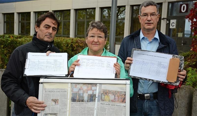 Sie sammeln Unterschriften: Valentin Shkambi (links), Marianne Zimmer und Herbert Wärtsch.  Foto Beneke