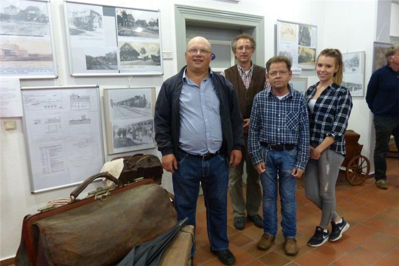 Das war die Kehdinger Klütenbahn Sie stellten die Ausstellung zusammen: von links Udo Mahler, Harald Breitmoser, Klaus Jürgens und Ann-Cathrin Günther. Fotos: Eidtmann