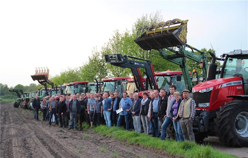 So breit ist die mögliche Trasse der Erdkabel in Burweg: Die Landwirte parkten Traktor an Traktor , um die Ausmaße zu zeigen. Foto Klempow