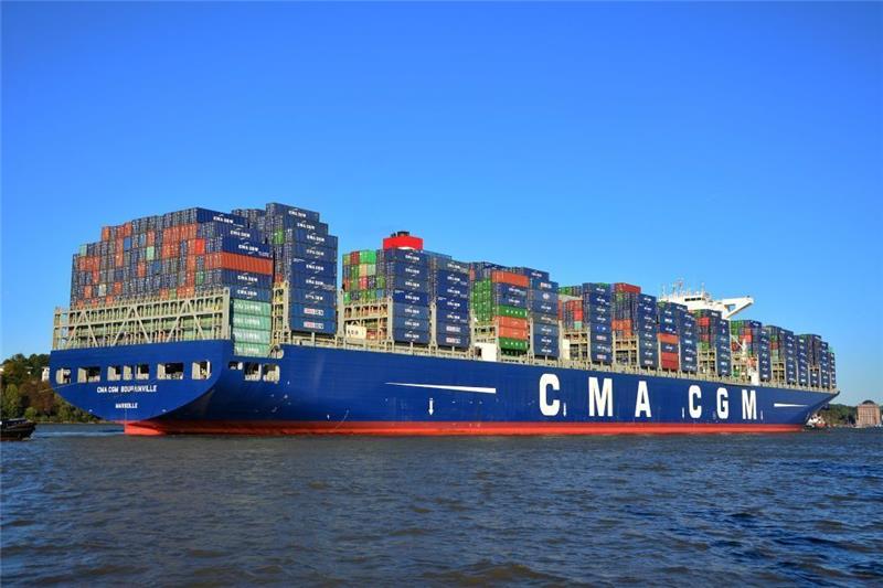 So lang wie fünfeinhalb Airbus A 380: Die „CMA CGM Bougainville“ bringt es auf knapp 400 Meter Länge und zählt zu den größten Containerschiffen der Welt.  Foto Hasenpusch